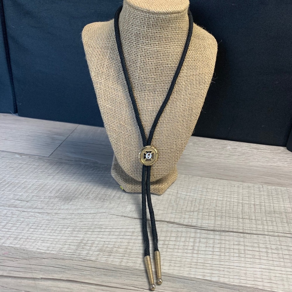 Vintage Knights Templar In Hoc Signo Vinces Bolo Tie Gold Tone Masonic 4114